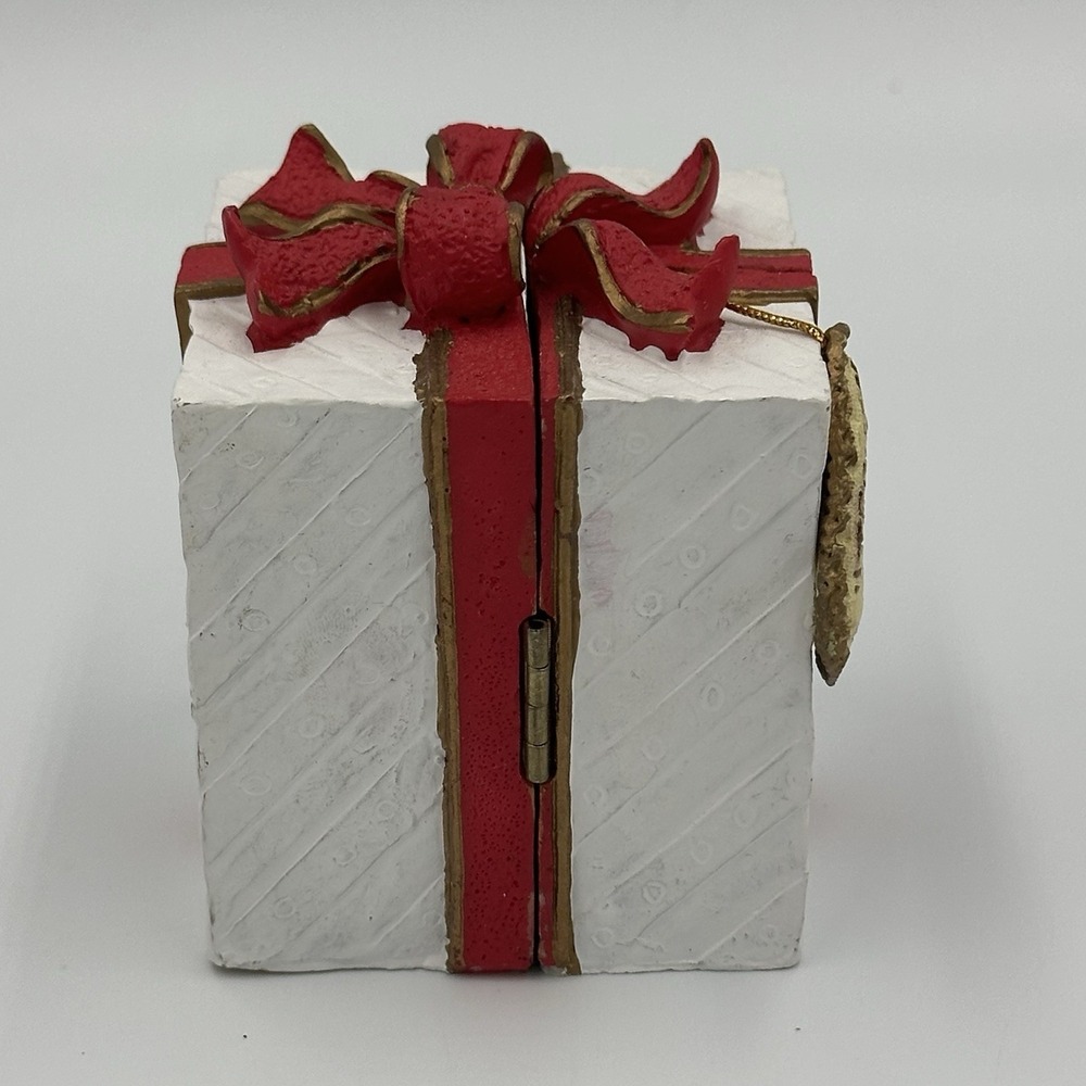 House of Lloyd Christmas Around the World Resin Nativity Gift Box Red Bow 2.25" - Picture 4 of 10